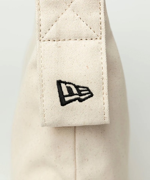 NEW ERA（ニューエラ）の「NEW ERA/ニューエラ ショルダーバック CANVAS SHOULDER BAG フラッグロゴ 8L 14108408（ショルダーバッグ・メンズ・アイボリー/ブラック・FREE）」の8枚目の写真