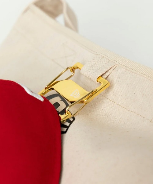 NEW ERA（ニューエラ）の「NEW ERA/ニューエラ ショルダーバック CANVAS SHOULDER BAG フラッグロゴ 8L 14108408（ショルダーバッグ・メンズ・アイボリー/ブラック・FREE）」の10枚目の写真