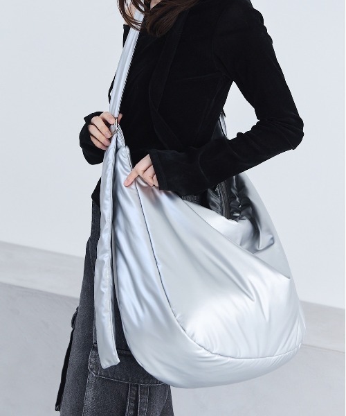 17HR（セブンティーンアワーズ）の「ビッグショルダーバッグ 【ショルダー長さ調節可 / PC収納可】（ショルダーバッグ・レディース・ブラック/シルバー・FREE）」の21枚目の写真