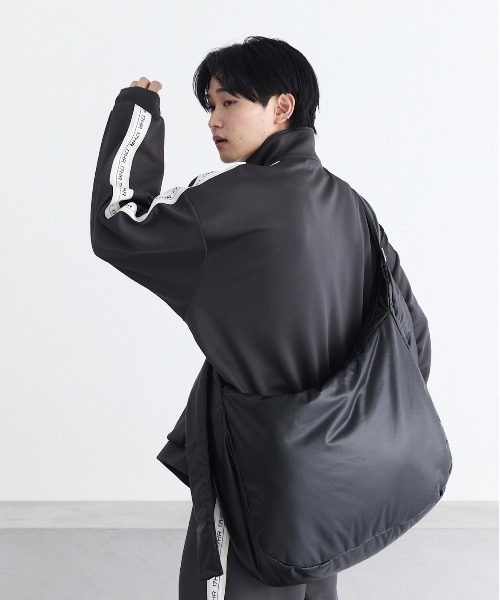 17HR（セブンティーンアワーズ）の「ビッグショルダーバッグ 【ショルダー長さ調節可 / PC収納可】（ショルダーバッグ・レディース・ブラック/シルバー・FREE）」の14枚目の写真