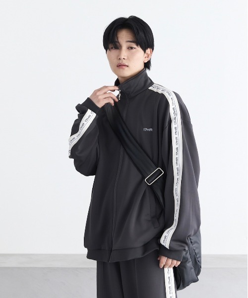 17HR（セブンティーンアワーズ）の「ビッグショルダーバッグ 【ショルダー長さ調節可 / PC収納可】（ショルダーバッグ・レディース・ブラック/シルバー・FREE）」の16枚目の写真