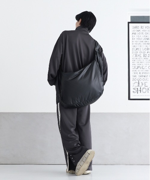 17HR（セブンティーンアワーズ）の「ビッグショルダーバッグ 【ショルダー長さ調節可 / PC収納可】（ショルダーバッグ・レディース・ブラック/シルバー・FREE）」の18枚目の写真