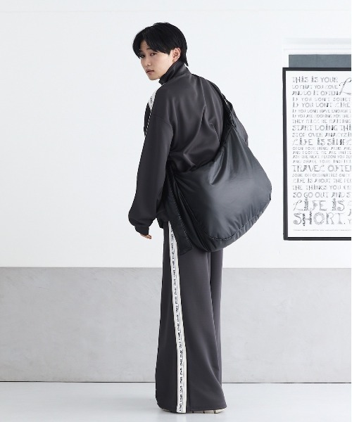 17HR（セブンティーンアワーズ）の「ビッグショルダーバッグ 【ショルダー長さ調節可 / PC収納可】（ショルダーバッグ・レディース・ブラック/シルバー・FREE）」の19枚目の写真