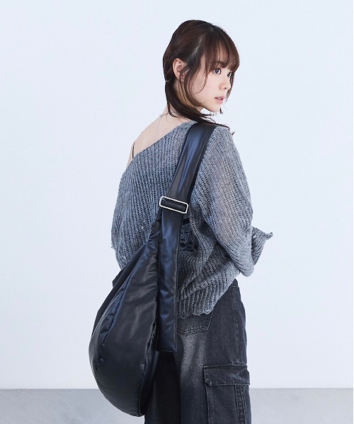 17HR（セブンティーンアワーズ）の「ビッグショルダーバッグ 【ショルダー長さ調節可 / PC収納可】（ショルダーバッグ・レディース・ブラック/シルバー・FREE）」の4枚目の写真