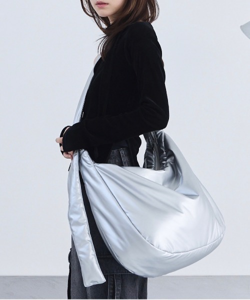 17HR（セブンティーンアワーズ）の「ビッグショルダーバッグ 【ショルダー長さ調節可 / PC収納可】（ショルダーバッグ・レディース・ブラック/シルバー・FREE）」の20枚目の写真
