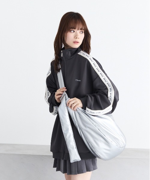 17HR（セブンティーンアワーズ）の「ビッグショルダーバッグ 【ショルダー長さ調節可 / PC収納可】（ショルダーバッグ・レディース・ブラック/シルバー・FREE）」の11枚目の写真