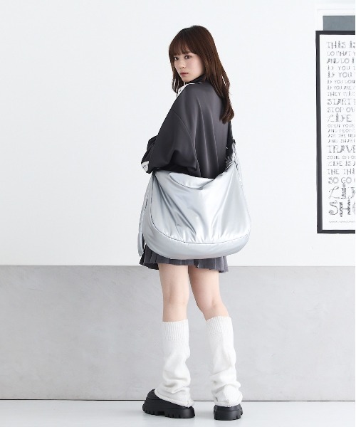 17HR（セブンティーンアワーズ）の「ビッグショルダーバッグ 【ショルダー長さ調節可 / PC収納可】（ショルダーバッグ・レディース・ブラック/シルバー・FREE）」の12枚目の写真