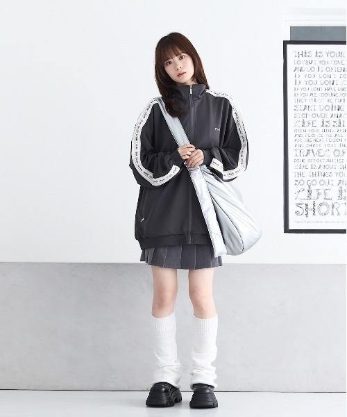 17HR（セブンティーンアワーズ）の「ビッグショルダーバッグ 【ショルダー長さ調節可 / PC収納可】（ショルダーバッグ・レディース・ブラック/シルバー・FREE）」の13枚目の写真