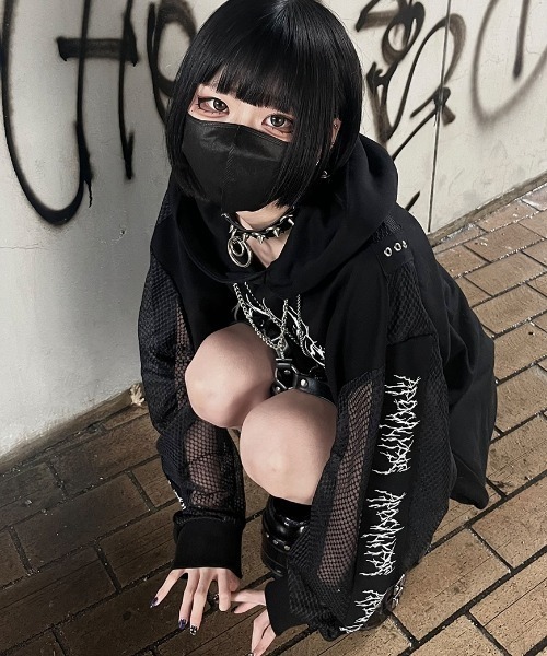 ililil　イルイルイル　メッシュ切り替えスカルプリントピアスパーカー　美品 ililil（イルイルイル）の「『ililil/イルイルイル』【飛びます