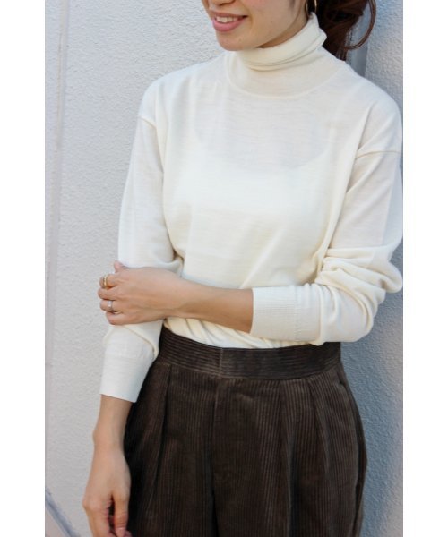 IENA(イエナ)の「AURALEE W/C ハイゲージタートルネックプルオーバー◆(ニット/セーター・レディース・キャメル/ホワイト・FREE)」の22枚目の写真
