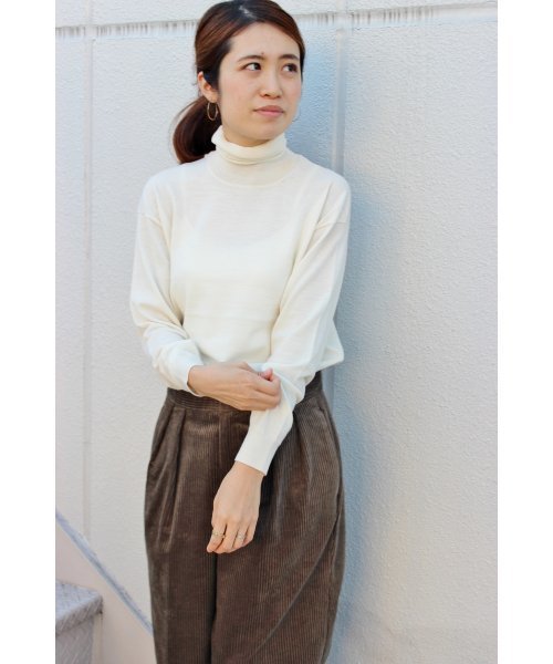 IENA(イエナ)の「AURALEE W/C ハイゲージタートルネックプルオーバー◆(ニット/セーター・レディース・キャメル/ホワイト・FREE)」の16枚目の写真