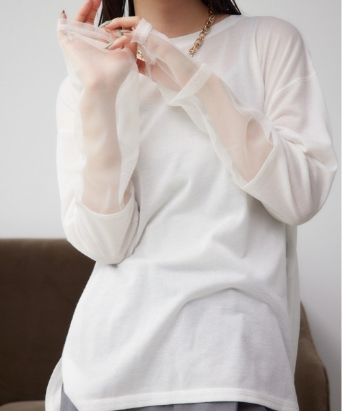 AZUL by moussy（アズールバイマウジー）の「袖シアーカットソートップス（Tシャツ/カットソー・レディース・ブラック/スモークピンク/ブラック系その他/グレー/ホワイト・FREE）」の2枚目の写真