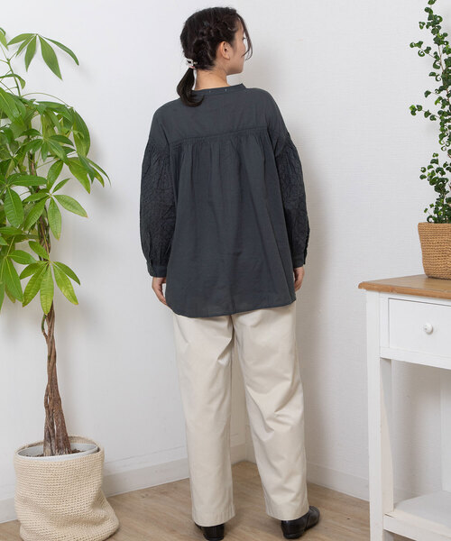 POU DOU DOU(プードゥドゥ)の「<made in INDIA>エンブロイダリースリーブブラウス(シャツ/ブラウス・レディース・ダークグレー/ラベンダー/キナリ・M)」の16枚目の写真