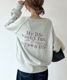 存在感あるキャッチーな刺繍。バックロゴスウェット風ニット