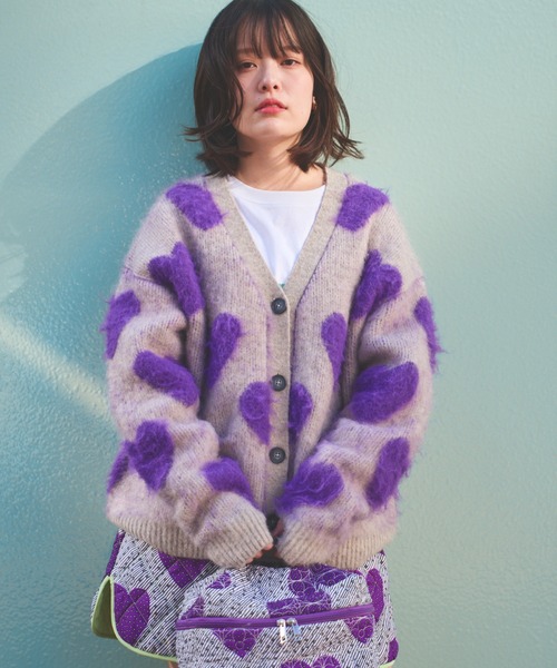moyan ecri(モヤン エクリ)の「<moyan ecri>ハート柄ジャガードニットカーディガンLOVEBOMB BRUSHED KINT CARDIGAN(カーディガン/ボレロ・レディース・パープル/黄緑系/ミント・M/L)」の4枚目の写真