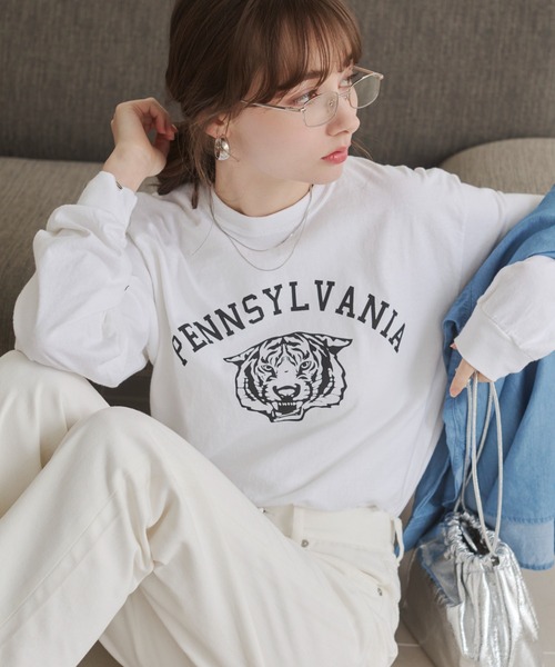 ANGIE（アンジー）の「GILDAN カレッジロゴ オーバーサイズ プリント ロンT（Tシャツ/カットソー・レディース・ホワイト×ブラック/ホワイト×グリーン/ホワイト系1/ホワイト系2/グレー系2/ライトベージュ/ナチュラル/ダークグレー/ネイビー/グレー系1/ベージュ系2/ワイン/ブラウン/ピンク系3/サックスブルー系3/ベージュ系3/ホワイト系3/ネイビー系3/イエロー系3/ネイビー系4・SMALL/MEDIUM/LARGE）」の4枚目の写真