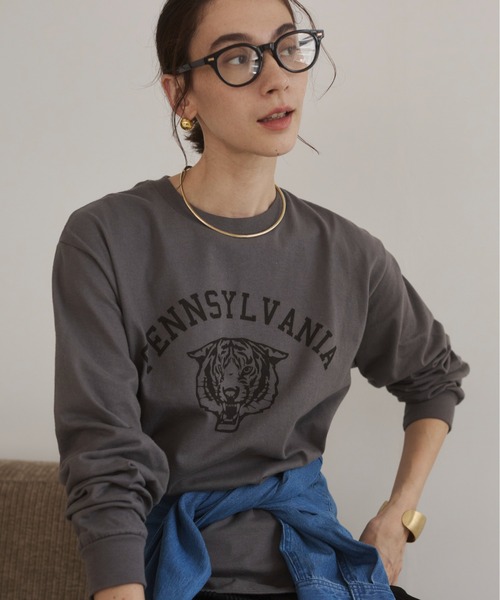 ANGIE（アンジー）の「GILDAN カレッジロゴ オーバーサイズ プリント ロンT（Tシャツ/カットソー・レディース・ホワイト×ブラック/ホワイト×グリーン/ホワイト系1/ホワイト系2/グレー系2/ライトベージュ/ナチュラル/ダークグレー/ネイビー/グレー系1/ベージュ系2/ワイン/ブラウン/ピンク系3/サックスブルー系3/ベージュ系3/ホワイト系3/ネイビー系3/イエロー系3/ネイビー系4・SMALL/MEDIUM/LARGE）」の7枚目の写真