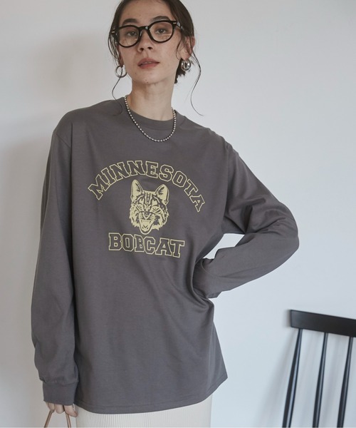 ANGIE（アンジー）の「GILDAN カレッジロゴ オーバーサイズ プリント ロンT（Tシャツ/カットソー・レディース・ホワイト×ブラック/ホワイト×グリーン/ホワイト系1/ホワイト系2/グレー系2/ライトベージュ/ナチュラル/ダークグレー/ネイビー/グレー系1/ベージュ系2/ワイン/ブラウン/ピンク系3/サックスブルー系3/ベージュ系3/ホワイト系3/ネイビー系3/イエロー系3/ネイビー系4・SMALL/MEDIUM/LARGE）」の8枚目の写真