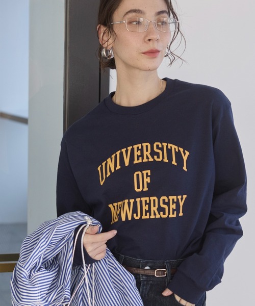 ANGIE（アンジー）の「GILDAN カレッジロゴ オーバーサイズ プリント ロンT（Tシャツ/カットソー・レディース・ホワイト×ブラック/ホワイト×グリーン/ホワイト系1/ホワイト系2/グレー系2/ライトベージュ/ナチュラル/ダークグレー/ネイビー/グレー系1/ベージュ系2/ワイン/ブラウン/ピンク系3/サックスブルー系3/ベージュ系3/ホワイト系3/ネイビー系3/イエロー系3/ネイビー系4・SMALL/MEDIUM/LARGE）」の16枚目の写真