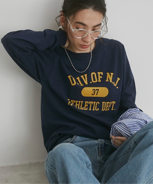 ANGIE（アンジー）の「GILDAN カレッジロゴ オーバーサイズ プリント ロンT（Tシャツ/カットソー・レディース・ホワイト×ブラック/ホワイト×グリーン/ホワイト系1/ホワイト系2/グレー系2/ライトベージュ/ナチュラル/ダークグレー/ネイビー/グレー系1/ベージュ系2/ワイン/ブラウン/ピンク系3/サックスブルー系3/ベージュ系3/ホワイト系3/ネイビー系3/イエロー系3/ネイビー系4・SMALL/MEDIUM/LARGE）」の14枚目の写真