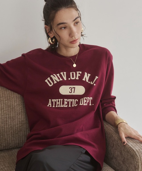 ANGIE（アンジー）の「GILDAN カレッジロゴ オーバーサイズ プリント ロンT（Tシャツ/カットソー・レディース・ホワイト×ブラック/ホワイト×グリーン/ホワイト系1/ホワイト系2/グレー系2/ライトベージュ/ナチュラル/ダークグレー/ネイビー/グレー系1/ベージュ系2/ワイン/ブラウン/ピンク系3/サックスブルー系3/ベージュ系3/ホワイト系3/ネイビー系3/イエロー系3/ネイビー系4・SMALL/MEDIUM/LARGE）」の20枚目の写真