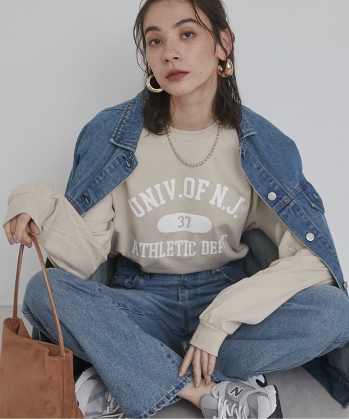 ANGIE（アンジー）の「GILDAN カレッジロゴ オーバーサイズ プリント ロンT（Tシャツ/カットソー・レディース・ホワイト×ブラック/ホワイト×グリーン/ホワイト系1/ホワイト系2/グレー系2/ライトベージュ/ナチュラル/ダークグレー/ネイビー/グレー系1/ベージュ系2/ワイン/ブラウン/ピンク系3/サックスブルー系3/ベージュ系3/ホワイト系3/ネイビー系3/イエロー系3/ネイビー系4・SMALL/MEDIUM/LARGE）」の11枚目の写真