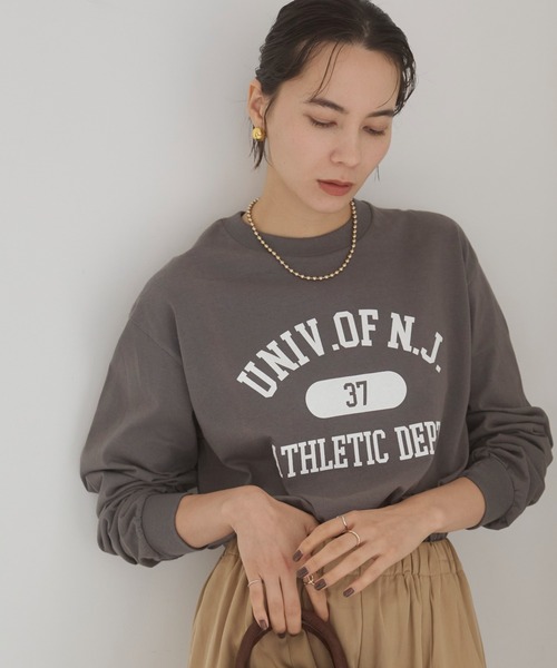 ANGIE（アンジー）の「GILDAN カレッジロゴ オーバーサイズ プリント ロンT（Tシャツ/カットソー・レディース・ホワイト×ブラック/ホワイト×グリーン/ホワイト系1/ホワイト系2/グレー系2/ライトベージュ/ナチュラル/ダークグレー/ネイビー/グレー系1/ベージュ系2/ワイン/ブラウン/ピンク系3/サックスブルー系3/ベージュ系3/ホワイト系3/ネイビー系3/イエロー系3/ネイビー系4・SMALL/MEDIUM/LARGE）」の6枚目の写真