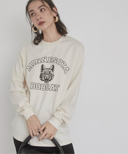 ANGIE（アンジー）の「GILDAN カレッジロゴ オーバーサイズ プリント ロンT（Tシャツ/カットソー・レディース・ホワイト×ブラック/ホワイト×グリーン/ホワイト系1/ホワイト系2/グレー系2/ライトベージュ/ナチュラル/ダークグレー/ネイビー/グレー系1/ベージュ系2/ワイン/ブラウン/ピンク系3/サックスブルー系3/ベージュ系3/ホワイト系3/ネイビー系3/イエロー系3/ネイビー系4・SMALL/MEDIUM/LARGE）」の21枚目の写真