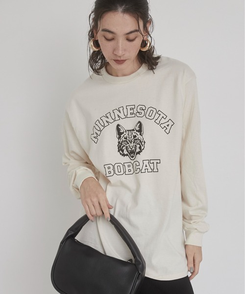 ANGIE（アンジー）の「GILDAN カレッジロゴ オーバーサイズ プリント ロンT（Tシャツ/カットソー・レディース・ホワイト×ブラック/ホワイト×グリーン/ホワイト系1/ホワイト系2/グレー系2/ライトベージュ/ナチュラル/ダークグレー/ネイビー/グレー系1/ベージュ系2/ワイン/ブラウン/ピンク系3/サックスブルー系3/ベージュ系3/ホワイト系3/ネイビー系3/イエロー系3/ネイビー系4・SMALL/MEDIUM/LARGE）」の22枚目の写真