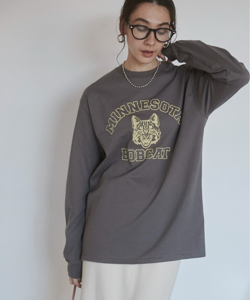 ANGIE(アンジー)の「GILDAN カレッジロゴ オーバーサイズ プリント ロンT(Tシャツ/カットソー・レディース・ホワイト×ブラック/ホワイト×グリーン/ホワイト系1/ホワイト系2/グレー系2/ライトベージュ/ナチュラル/ダークグレー/ネイビー/グレー系1/ベージュ系2/ワイン/ブラウン/ピンク系3/サックスブルー系3/ベージュ系3/ホワイト系3/ネイビー系3/イエロー系3/ネイビー系4・SMALL/MEDIUM/LARGE)」の21枚目の写真