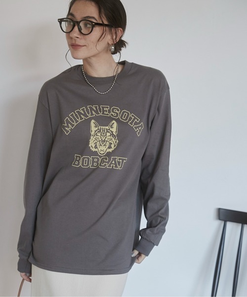 ANGIE(アンジー)の「GILDAN カレッジロゴ オーバーサイズ プリント ロンT(Tシャツ/カットソー・レディース・ホワイト×ブラック/ホワイト×グリーン/ホワイト系1/ホワイト系2/グレー系2/ライトベージュ/ナチュラル/ダークグレー/ネイビー/グレー系1/ベージュ系2/ワイン/ブラウン/ピンク系3/サックスブルー系3/ベージュ系3/ホワイト系3/ネイビー系3/イエロー系3/ネイビー系4・SMALL/MEDIUM/LARGE)」の22枚目の写真