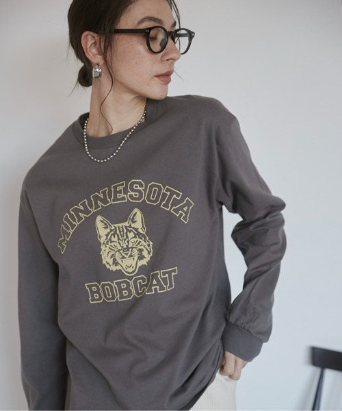 ANGIE(アンジー)の「GILDAN カレッジロゴ オーバーサイズ プリント ロンT(Tシャツ/カットソー・レディース・ホワイト×ブラック/ホワイト×グリーン/ホワイト系1/ホワイト系2/グレー系2/ライトベージュ/ナチュラル/ダークグレー/ネイビー/グレー系1/ベージュ系2/ワイン/ブラウン/ピンク系3/サックスブルー系3/ベージュ系3/ホワイト系3/ネイビー系3/イエロー系3/ネイビー系4・SMALL/MEDIUM/LARGE)」の21枚目の写真