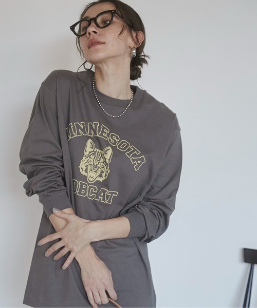 ANGIE(アンジー)の「GILDAN カレッジロゴ オーバーサイズ プリント ロンT(Tシャツ/カットソー・レディース・ホワイト×ブラック/ホワイト×グリーン/ホワイト系1/ホワイト系2/グレー系2/ライトベージュ/ナチュラル/ダークグレー/ネイビー/グレー系1/ベージュ系2/ワイン/ブラウン/ピンク系3/サックスブルー系3/ベージュ系3/ホワイト系3/ネイビー系3/イエロー系3/ネイビー系4・SMALL/MEDIUM/LARGE)」の22枚目の写真