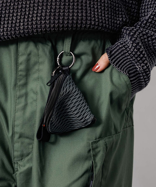 UNIVERSAL OVERALL(ユニバーサルオーバーオール)の「【UNIVERSALOVERALL / ユニバーサルオーバーオール】PYRAMID MESH POUCH/メッシュポーチ/ユニセックス/ SUVO-019(ショルダーバッグ・メンズ・ホワイト/チャコールグレー/ブラック/ライム/サックスブルー・フリー)」の16枚目の写真