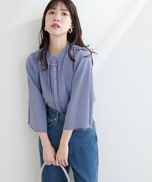 natural couture(ナチュラルクチュール)の「メタルチャーム付き7分袖ブラウス(シャツ/ブラウス・レディース・ブルー/オフホワイト/グレー/ネイビー・FREE)」の4枚目の写真