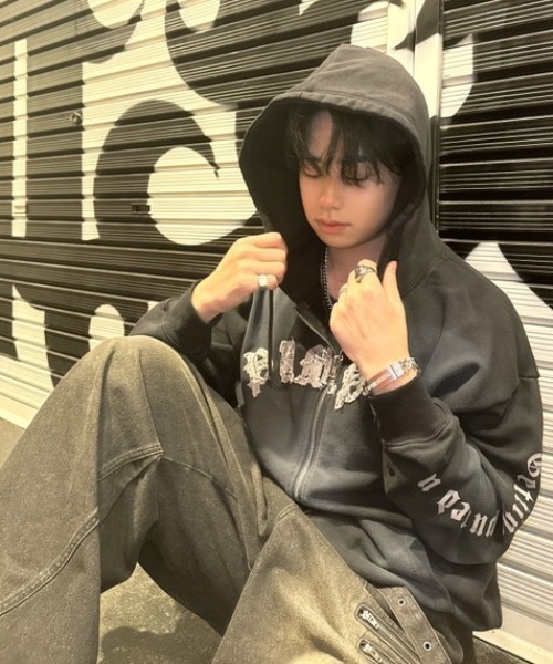 ８(eight)（エイト）の「スプレー加工ジップパーカー（パーカー・メンズ・ブラウン/ブラック/ブルー・MEDIUM/LARGE）」の2枚目の写真