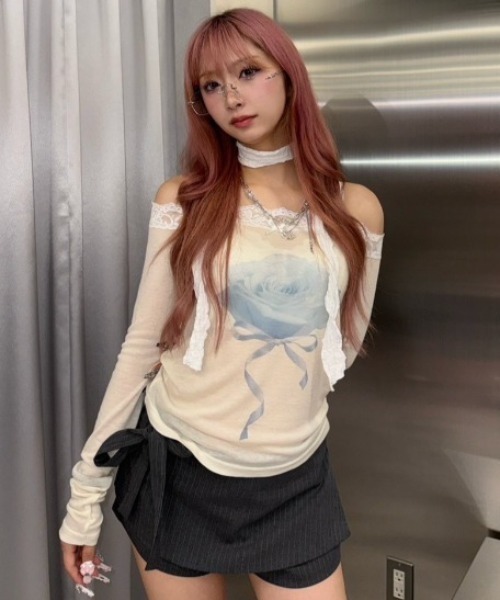 Never mind the XU / Chikashitsu+(ネバーマインド ザ エックスユー / チカシツプラス)の「【nmtc+】rose off-shoulder long sleeve T / 【エヌエムティーシープラス】ローズオフショルダー長袖Tシャツ(Tシャツ/カットソー・レディース・グレー/アイボリー/ピンク・ONE SIZE)」の3枚目の写真