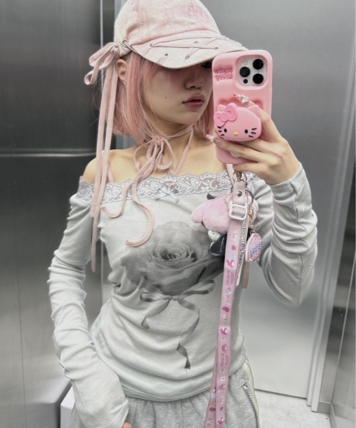 Never mind the XU / Chikashitsu+(ネバーマインド ザ エックスユー / チカシツプラス)の「【nmtc+】rose off-shoulder long sleeve T / 【エヌエムティーシープラス】ローズオフショルダー長袖Tシャツ(Tシャツ/カットソー・レディース・グレー/アイボリー/ピンク・ONE SIZE)」の2枚目の写真