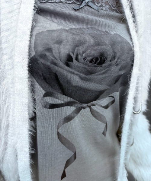 Never mind the XU / Chikashitsu+(ネバーマインド ザ エックスユー / チカシツプラス)の「【nmtc+】rose off-shoulder long sleeve T / 【エヌエムティーシープラス】ローズオフショルダー長袖Tシャツ(Tシャツ/カットソー・レディース・グレー/アイボリー/ピンク・ONE SIZE)」の20枚目の写真