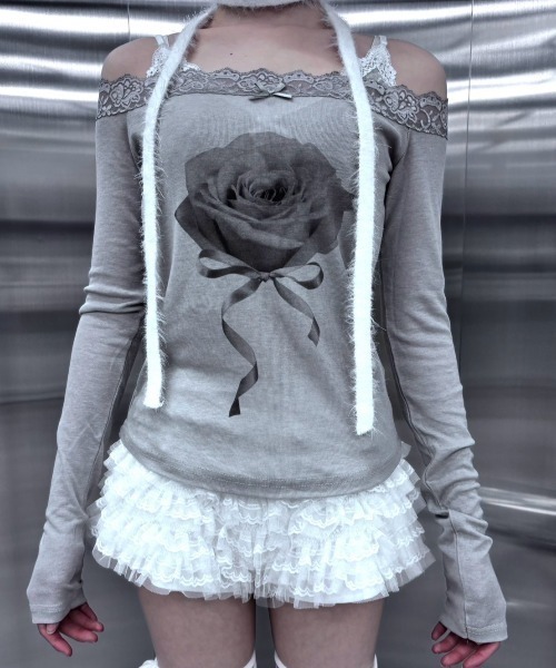 Never mind the XU / Chikashitsu+(ネバーマインド ザ エックスユー / チカシツプラス)の「【nmtc+】rose off-shoulder long sleeve T / 【エヌエムティーシープラス】ローズオフショルダー長袖Tシャツ(Tシャツ/カットソー・レディース・グレー/アイボリー/ピンク・ONE SIZE)」の15枚目の写真