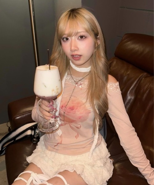 Never mind the XU / Chikashitsu+(ネバーマインド ザ エックスユー / チカシツプラス)の「【nmtc+】rose off-shoulder long sleeve T / 【エヌエムティーシープラス】ローズオフショルダー長袖Tシャツ(Tシャツ/カットソー・レディース・グレー/アイボリー/ピンク・ONE SIZE)」の6枚目の写真