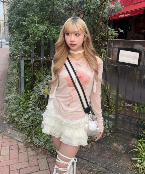 Never mind the XU / Chikashitsu+(ネバーマインド ザ エックスユー / チカシツプラス)の「【nmtc+】rose off-shoulder long sleeve T / 【エヌエムティーシープラス】ローズオフショルダー長袖Tシャツ(Tシャツ/カットソー・レディース・グレー/アイボリー/ピンク・ONE SIZE)」の5枚目の写真