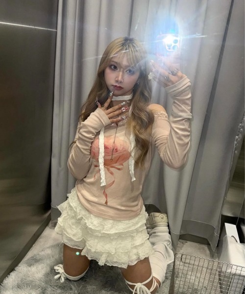 Never mind the XU / Chikashitsu+(ネバーマインド ザ エックスユー / チカシツプラス)の「【nmtc+】rose off-shoulder long sleeve T / 【エヌエムティーシープラス】ローズオフショルダー長袖Tシャツ(Tシャツ/カットソー・レディース・グレー/アイボリー/ピンク・ONE SIZE)」の8枚目の写真