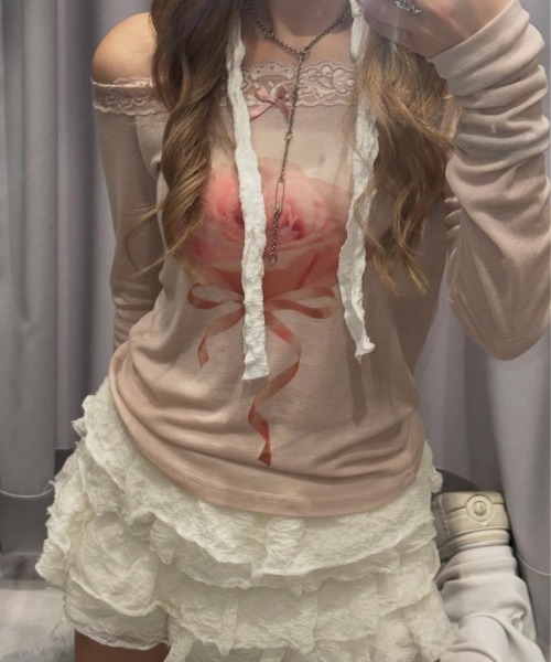 Never mind the XU / Chikashitsu+(ネバーマインド ザ エックスユー / チカシツプラス)の「【nmtc+】rose off-shoulder long sleeve T / 【エヌエムティーシープラス】ローズオフショルダー長袖Tシャツ(Tシャツ/カットソー・レディース・グレー/アイボリー/ピンク・ONE SIZE)」の9枚目の写真