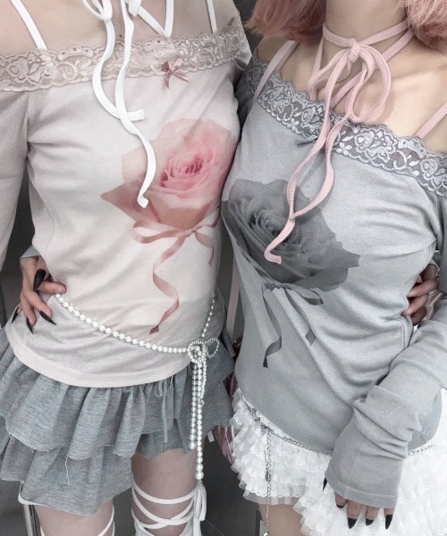 Never mind the XU / Chikashitsu+(ネバーマインド ザ エックスユー / チカシツプラス)の「【nmtc+】rose off-shoulder long sleeve T / 【エヌエムティーシープラス】ローズオフショルダー長袖Tシャツ(Tシャツ/カットソー・レディース・グレー/アイボリー/ピンク・ONE SIZE)」の10枚目の写真
