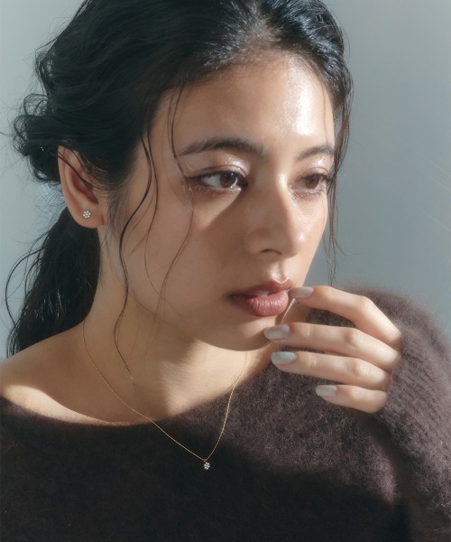 Jolie Toujours(ジョリトゥジュール)の「〈K18gp〉SWRフラワースタッドプチピアス(ピアス(両耳用)・レディース・ゴールド・FREE)」の5枚目の写真