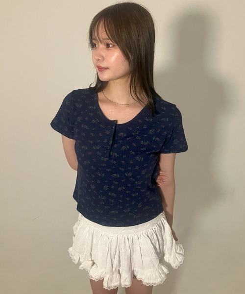 .KOM（ドットコム）の「A'GEM/9 × .kom 『.KOM/ドットケーオーエム』 フラワーヘンリーネック（Tシャツ/カットソー・レディース・ブラック/グレー/ピンク・FREE）」の2枚目の写真