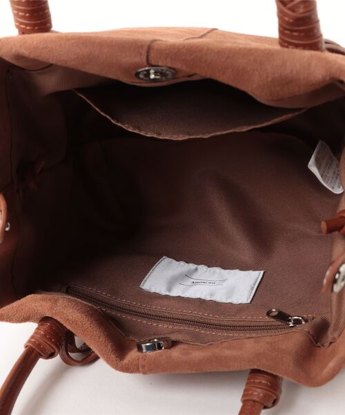 Beau're(ヴュレ)の「BEAURE Suede boat shape ショルダー Bag(ショルダーバッグ・レディース・パープル系その他/キャメル/グリーン系その他・FREE)」の5枚目の写真