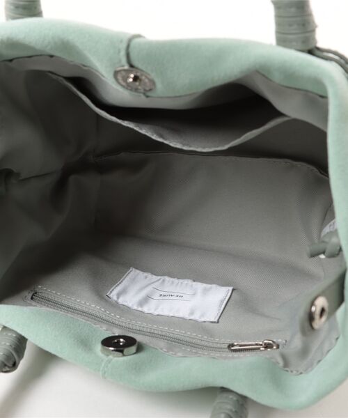 Beau're(ヴュレ)の「BEAURE Suede boat shape ショルダー Bag(ショルダーバッグ・レディース・パープル系その他/キャメル/グリーン系その他・FREE)」の6枚目の写真