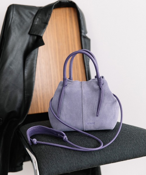 Beau're(ヴュレ)の「BEAURE Suede boat shape ショルダー Bag(ショルダーバッグ・レディース・パープル系その他/キャメル/グリーン系その他・FREE)」の2枚目の写真